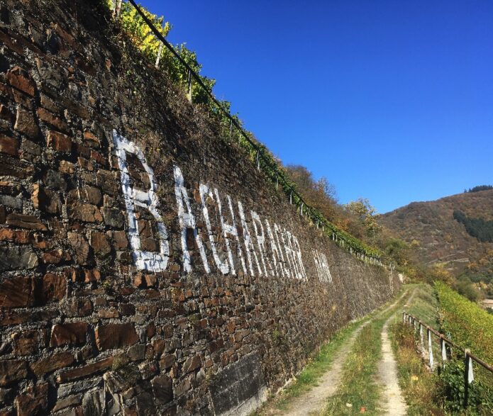 Der Hahn ist gelesen – Weingut Toni Jost